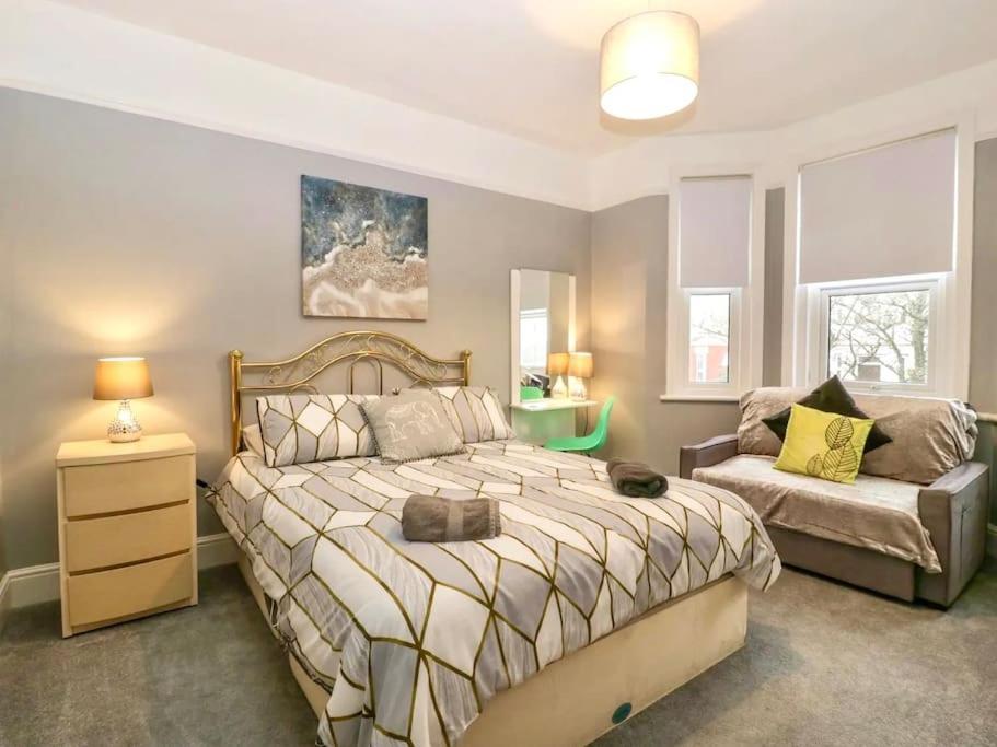Homely 4 Bedroom Large House Inc Free Parking - Great Location - Fast Wifi - Smart Tv - Sleeps Up To 7! Close To Bournemouth & Poole Town Centre & Sandbanks Εξωτερικό φωτογραφία