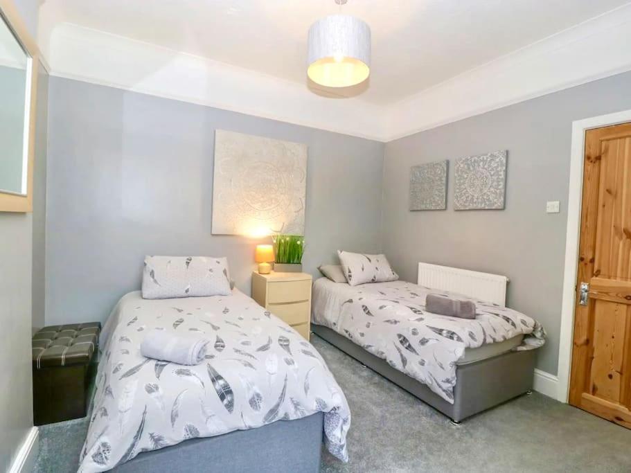 Homely 4 Bedroom Large House Inc Free Parking - Great Location - Fast Wifi - Smart Tv - Sleeps Up To 7! Close To Bournemouth & Poole Town Centre & Sandbanks Εξωτερικό φωτογραφία