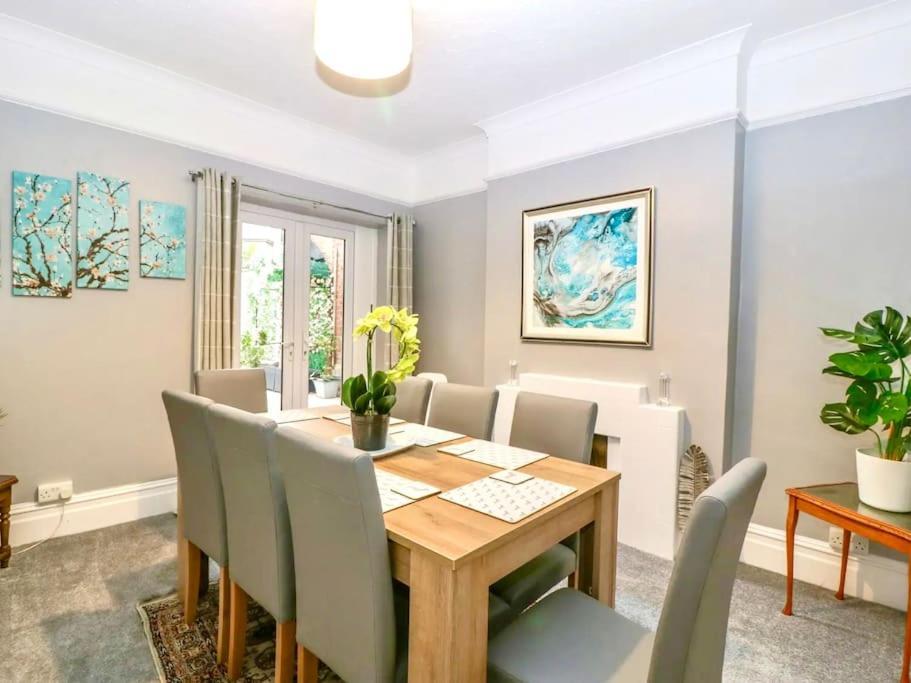 Homely 4 Bedroom Large House Inc Free Parking - Great Location - Fast Wifi - Smart Tv - Sleeps Up To 7! Close To Bournemouth & Poole Town Centre & Sandbanks Εξωτερικό φωτογραφία