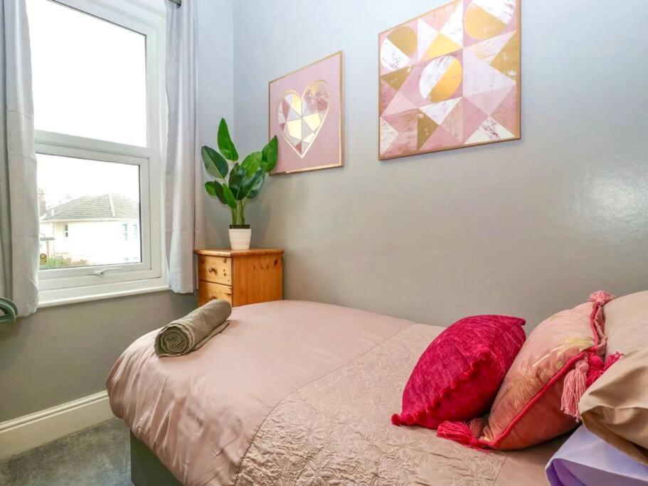 Homely 4 Bedroom Large House Inc Free Parking - Great Location - Fast Wifi - Smart Tv - Sleeps Up To 7! Close To Bournemouth & Poole Town Centre & Sandbanks Εξωτερικό φωτογραφία