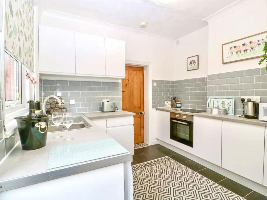 Homely 4 Bedroom Large House Inc Free Parking - Great Location - Fast Wifi - Smart Tv - Sleeps Up To 7! Close To Bournemouth & Poole Town Centre & Sandbanks Εξωτερικό φωτογραφία
