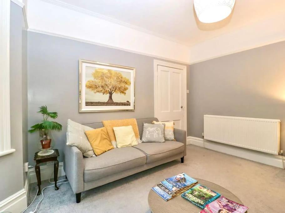Homely 4 Bedroom Large House Inc Free Parking - Great Location - Fast Wifi - Smart Tv - Sleeps Up To 7! Close To Bournemouth & Poole Town Centre & Sandbanks Εξωτερικό φωτογραφία