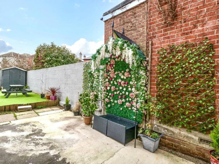Homely 4 Bedroom Large House Inc Free Parking - Great Location - Fast Wifi - Smart Tv - Sleeps Up To 7! Close To Bournemouth & Poole Town Centre & Sandbanks Εξωτερικό φωτογραφία