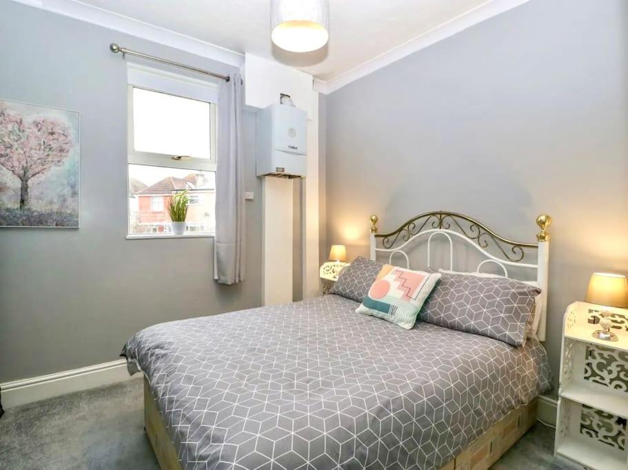 Homely 4 Bedroom Large House Inc Free Parking - Great Location - Fast Wifi - Smart Tv - Sleeps Up To 7! Close To Bournemouth & Poole Town Centre & Sandbanks Εξωτερικό φωτογραφία