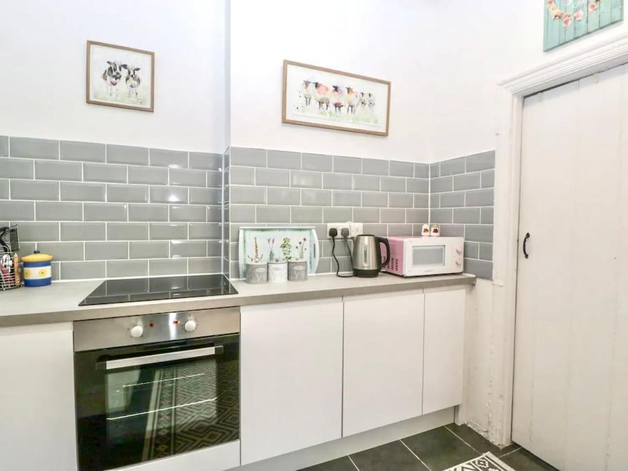 Homely 4 Bedroom Large House Inc Free Parking - Great Location - Fast Wifi - Smart Tv - Sleeps Up To 7! Close To Bournemouth & Poole Town Centre & Sandbanks Εξωτερικό φωτογραφία
