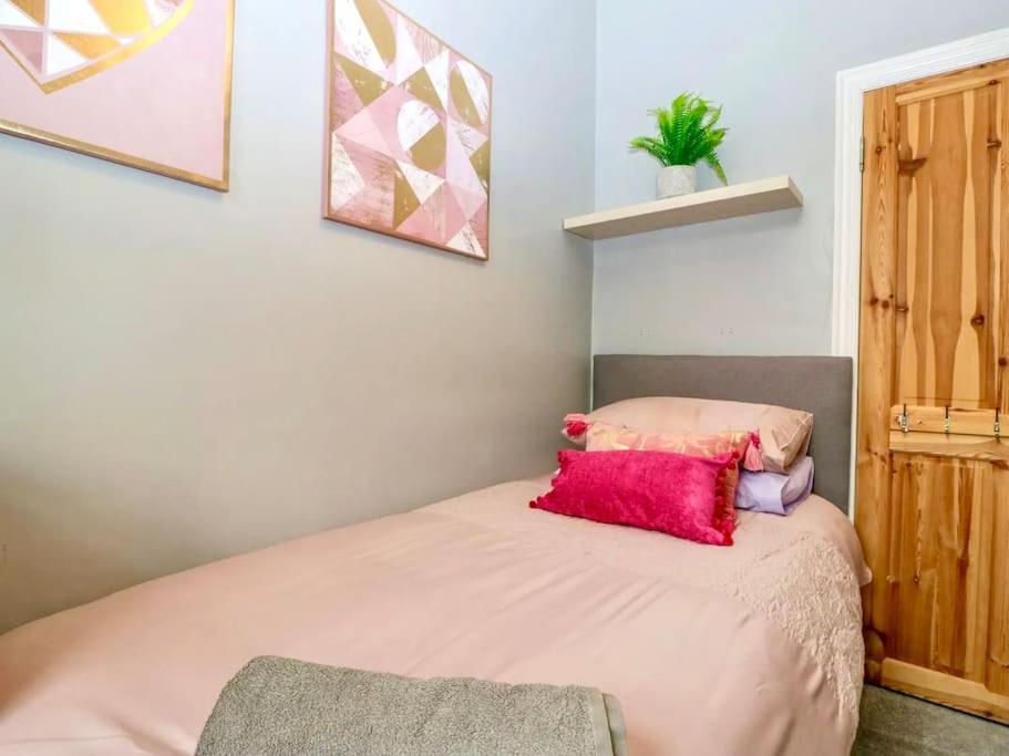 Homely 4 Bedroom Large House Inc Free Parking - Great Location - Fast Wifi - Smart Tv - Sleeps Up To 7! Close To Bournemouth & Poole Town Centre & Sandbanks Εξωτερικό φωτογραφία