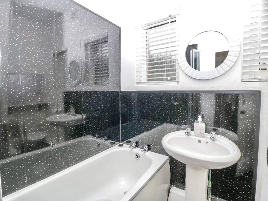 Homely 4 Bedroom Large House Inc Free Parking - Great Location - Fast Wifi - Smart Tv - Sleeps Up To 7! Close To Bournemouth & Poole Town Centre & Sandbanks Εξωτερικό φωτογραφία