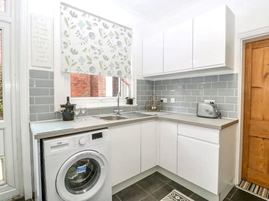 Homely 4 Bedroom Large House Inc Free Parking - Great Location - Fast Wifi - Smart Tv - Sleeps Up To 7! Close To Bournemouth & Poole Town Centre & Sandbanks Εξωτερικό φωτογραφία