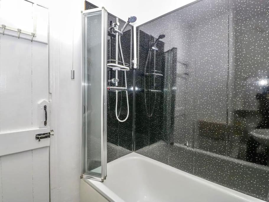 Homely 4 Bedroom Large House Inc Free Parking - Great Location - Fast Wifi - Smart Tv - Sleeps Up To 7! Close To Bournemouth & Poole Town Centre & Sandbanks Εξωτερικό φωτογραφία